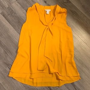 Beautiful sleeveless blouse with bow